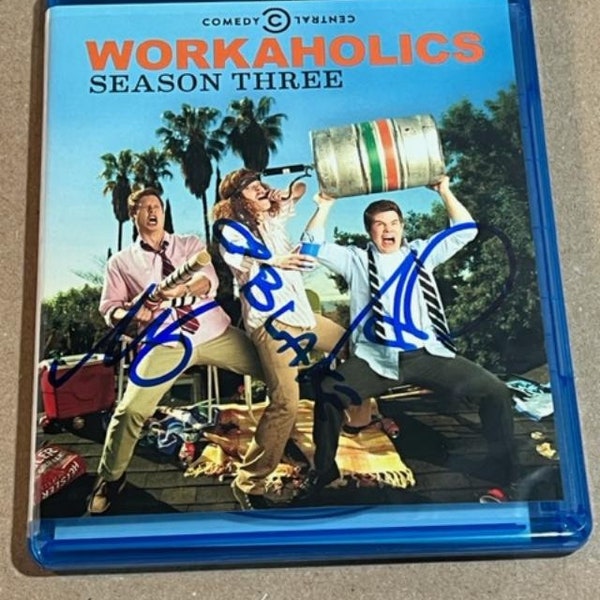 Adam Devine, Anders Holm y Blake Anderson firmaron un folleto en DVD autografiado de la temporada 3 de WORKAHOLICS