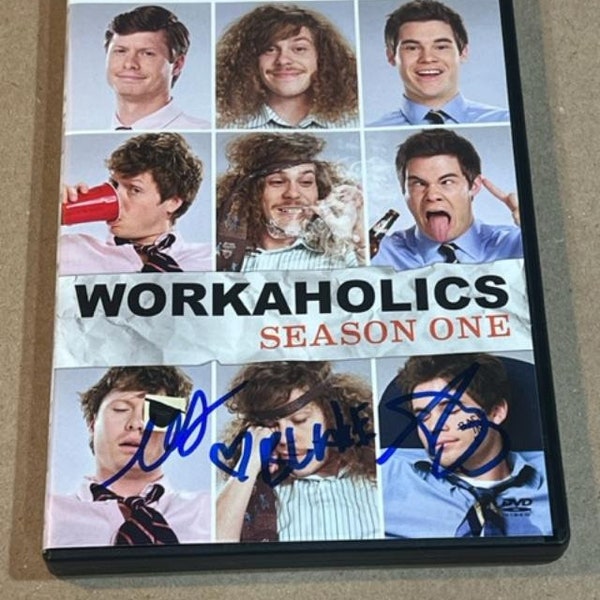 Adam Devine, Anders Holm y Blake Anderson firmaron un folleto en DVD autografiado de la temporada 1 de WORKAHOLICS