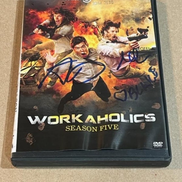 Adam Devine, Anders Holm y Blake Anderson firmaron un folleto en DVD autografiado de la temporada 5 de WORKAHOLICS
