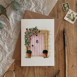 Ilustración de puerta de entrada rosa de casa nueva de Rose Cottage, tarjeta ecológica para cualquier ocasión