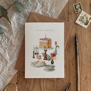 Tarjeta Ecológica con ilustración de pastel y mesa de café de feliz cumpleaños