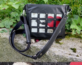 Crossbody "Batlove" aus schwarzem Leder, mit Gurtband und Reissverschluss, Umhängetasche für Handys, mit Vinylbild im Graffiti-Stil