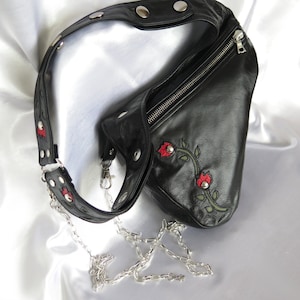 kleine Handtasche für Damen, Schultertasche mit Kette, Revolverbag Moonshine Rose schwarzes Pferdeleder, Umhängetasche, Handytasche Leder Bild 2