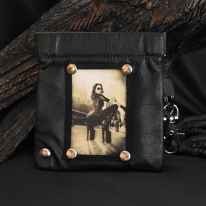 Estuche para llaves unisex "High Heel", pequeño estuche de piel negra con cierre a presión, minicartera con remaches para llavero y mosquetón