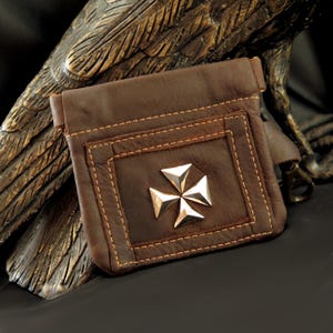 pequeño maletín de cuero para hombre y mujer, llavero "Hero's Cross", pequeña cartera de piel de vacuno engrasada de color marrón y remaches
