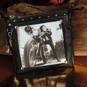 Clutch aus schwarzem Pferdeleder, Taschenorganizer mit Reissverschluss, Lederetui mit Vintage Motogirl, Schlüsseletui mit Kette, Moto Girl