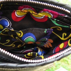 kleine Handtasche für Damen, Umhängetasche mit Kette, mit Mickey, schwarzes Leder, kleine Crossbody mit Reissverschluss und vielen Fächer Bild 5
