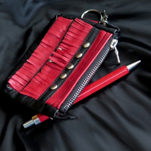 piccolo astuccio in pelle rossa "Western Girl" per donna, portafoglio in pelle rossa con frange, rivetti e cerniera, portachiavi con catena