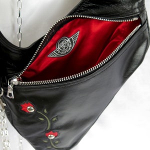kleine Handtasche für Damen, Schultertasche mit Kette, Revolverbag Moonshine Rose schwarzes Pferdeleder, Umhängetasche, Handytasche Leder Bild 6