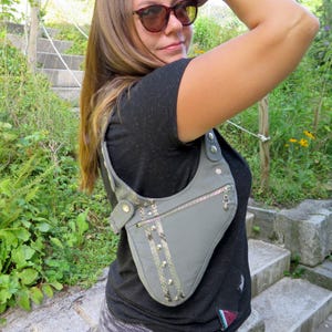 Bolso bandolera pequeño de lona para mujer, bolso revólver de tela de algodón color oliva, bolso pequeño verde con cadena y tachuelas