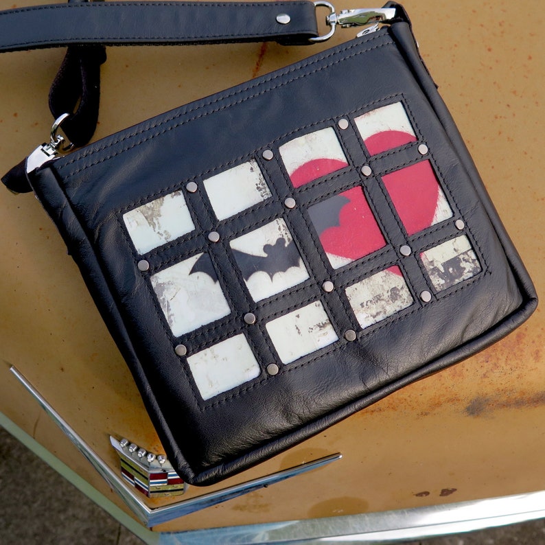 Crossbody Batlove aus schwarzem Leder, mit Gurtband und Reissverschluss, Umhängetasche für Handys, mit Vinylbild im Graffiti-Stil Bild 2