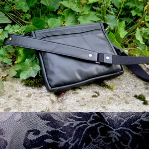 Crossbody Batlove aus schwarzem Leder, mit Gurtband und Reissverschluss, Umhängetasche für Handys, mit Vinylbild im Graffiti-Stil Bild 5