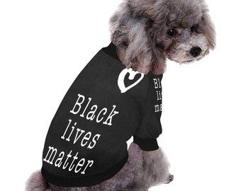 Vies noires Matter chien floue sweat-shirt boutonné chaud, chandail de chien, vêtements de chien, Cadeau, justice, justice raciale, lettres arc-en-ciel, b & w