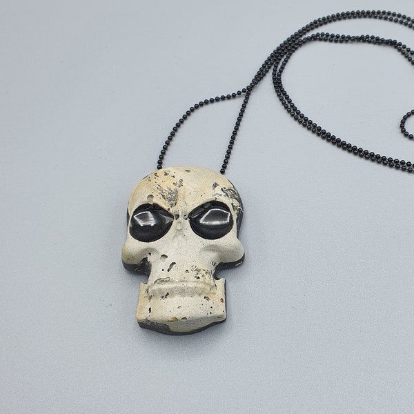 Kette mit Anhänger Totenkopf/Skull aus Gießharz und Beton, schwarze Kugelkette