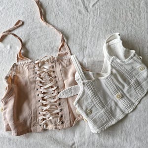 Due corpetti antichi francesi in stile Liberty per neonati, vecchi vestiti per neonati
