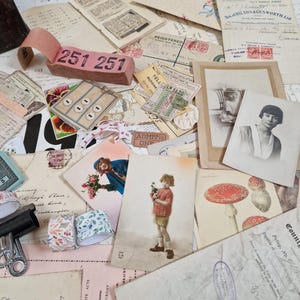Boîte vintage remplie d'articles éphémères et de beaux objets, de fournitures de journalisme, de projets de collage et de techniques mixtes