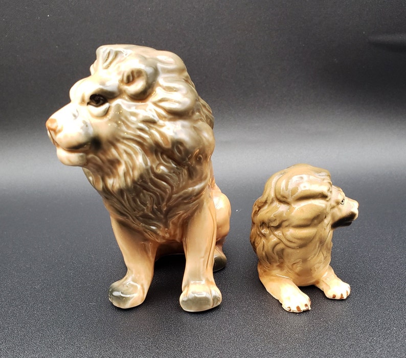 Vintage lion figurines Lot of 2 Made in Taiwan