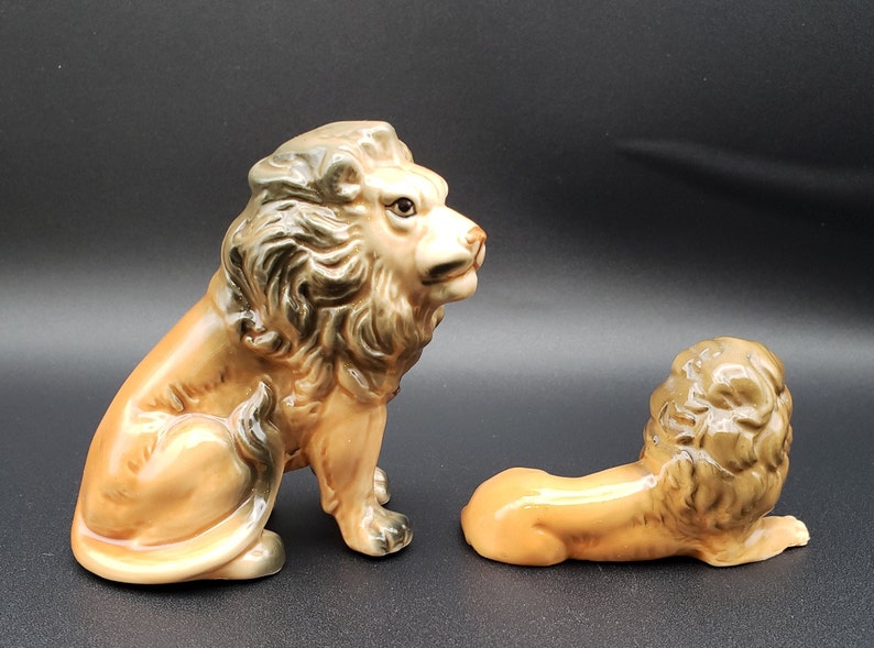 Vintage lion figurines Lot of 2 Made in Taiwan