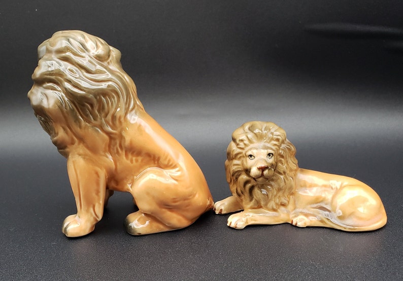 Vintage lion figurines Lot of 2 Made in Taiwan