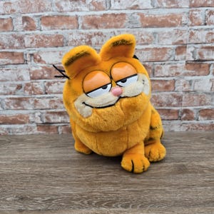 Large Stuffed Garfield the Cat / R. Dakin 1981