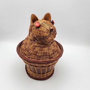 Vintage Wicker Cat-Shaped Nesting Basket - 70s Retro Kitsch Decor - Woven Animal Basket with Lid & Red Button Eyes