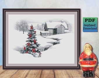 Pode incluir: Um padrão de ponto cruz que representa uma cena de inverno com um celeiro coberto de neve, uma árvore de pinho decorada com enfeites vermelhos e um riacho sinuoso. O padrão é emoldurado em uma moldura marrom.