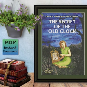 Puede incluir: Un patrón de punto de cruz enmarcado de la portada del libro de misterio de Nancy Drew "El secreto del viejo reloj" de Carolyn Keene. La portada presenta a una niña con un vestido verde de pie frente a un reloj antiguo.