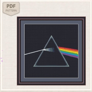 以下が含まれることがあります： PDF PATTERNとラベル付けされたクロスステッチパターン。暗い背景の中央に白い輪郭の三角形が配置されています。左側から白い光線が三角形に入り、右側から赤、オレンジ、黄、緑、青、紫のスペクトルとして現れています。