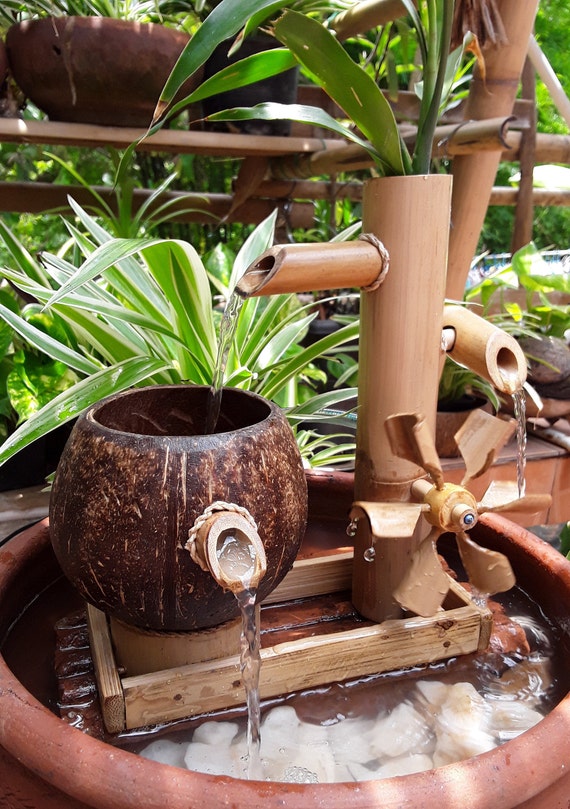 Fontana d'acqua da tavolo con turbina, mini fontana, fontana da interno  fatta a mano fontana fatta a mano reale da guscio di cocco e bambù -   Italia