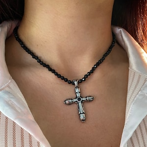 Collar gótico de acero inoxidable con cruz y cadena de cuentas de ónix negro