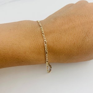 10K Gold bracelet multi-tone figaro 7.5”-  Pulsera en oro de 10K