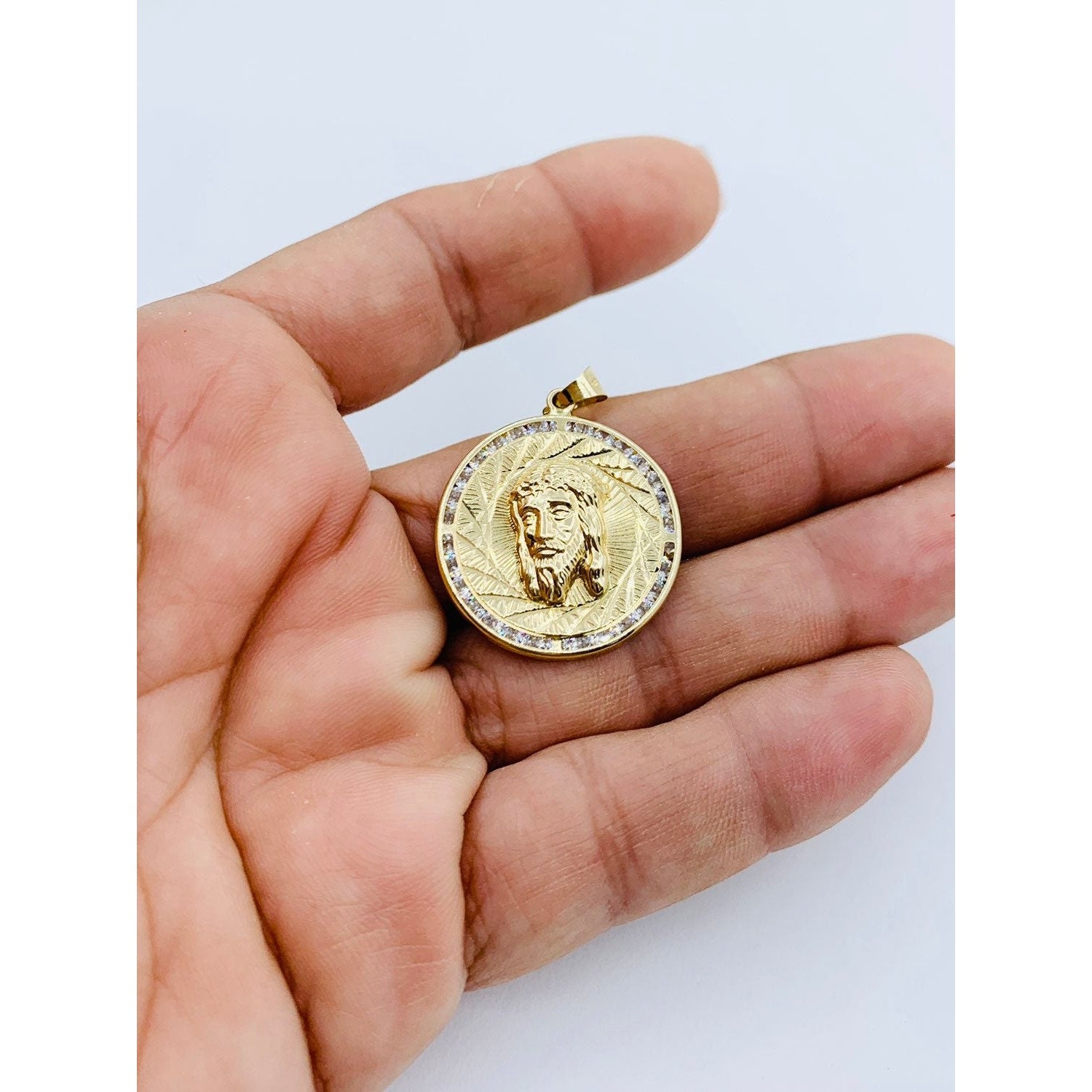 Ciondolo Piccolo Faccia Di Ges&ugrave; In Oro Giallo 10K Con Diamanti Pave 0.33 CT &ndash; JFL