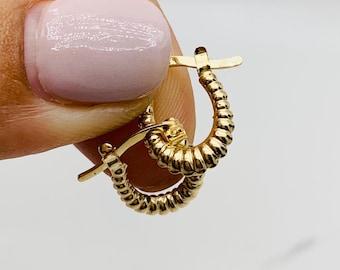 Real 14k Solid Gold Earrings Shrimp  - Aretes en oro 14 kilates Niña o mujer camaron