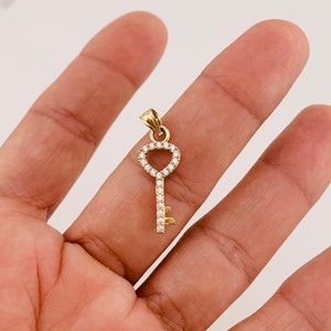 10k solid gold pendant key - Dije en oro llave