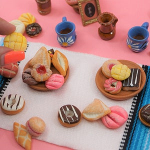 Mini concha INDIVIDUAL Pan dulce Sweet bread Mexican ofrenda food Mexico Day of the dead Dia del muerto Mini