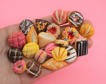 Mini concha INDIVIDUAL Pan dulce Sweet bread Mexican ofrenda food Mexico Day of the dead Dia del muerto Mini