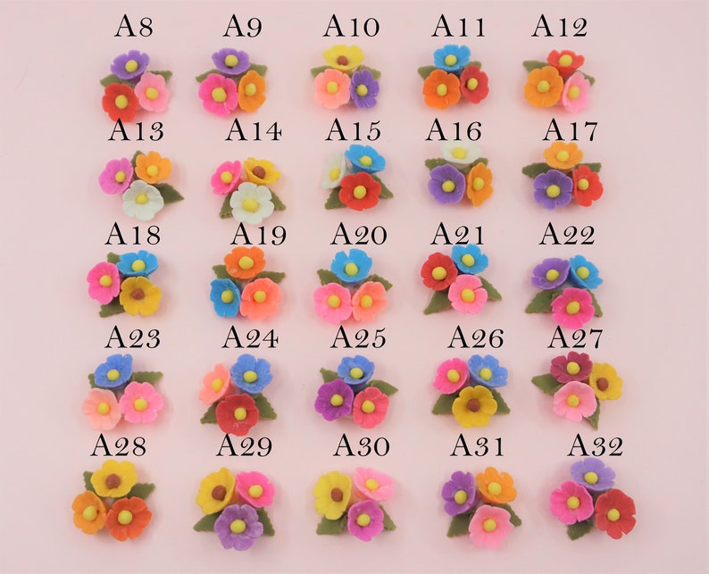 Pode incluir: Uma cole&ccedil;&atilde;o de cachos de flores em miniatura coloridas. Cada cacho apresenta tr&ecirc;s flores em v&aacute;rias cores como rosa, laranja, amarelo e azul, com folhas verdes. A imagem est&aacute; disposta em linhas e colunas, com cada cacho rotulado com uma letra e um n&uacute;mero.