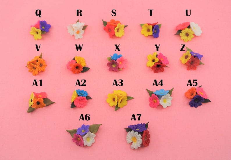 Pode incluir: Uma cole&ccedil;&atilde;o de pequenos arranjos florais coloridos sobre um fundo rosa. Cada arranjo apresenta uma variedade de tipos e cores de flores, incluindo amarelo, laranja, rosa, azul e branco. Os arranjos s&atilde;o rotulados com letras e n&uacute;meros.