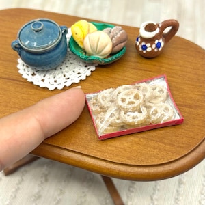 Miniature Buñuelos dollhouse food Day of the Dead ofrenda food Comida Dia del muertos plates Mexican mexico kitchen concha taco 1:12