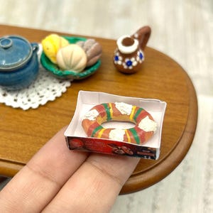 Miniature Rosca de reyes pan dulce mexican bread Mexico handmade Mini dollhouse food kitchen 1:12