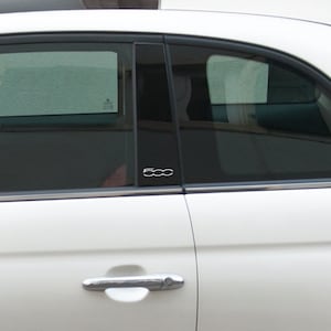 Op de afbeelding: Een witte Fiat 500 met zwart getinte ramen en een chromen deurgreep.