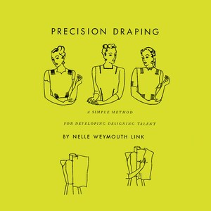 Puede incluir: Una ilustración en blanco y negro de la portada de un libro titulada "Precision Draping: A Simple Method for Developing Designing Talent by Nelle Weymouth Link". La portada presenta tres mujeres con vestidos y dos maniquíes con tela drapeada sobre ellos.
