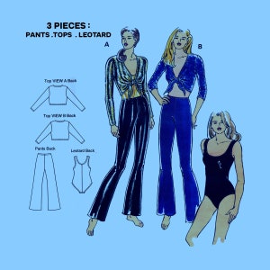 Puede incluir: Un patrón de costura para tres prendas: un pantalón, una blusa con lazada delantera y un leotardo. El patrón incluye instrucciones para hacer una blusa de manga larga y una de manga corta. El patrón está ilustrado con dibujos de la ropa en modelos.