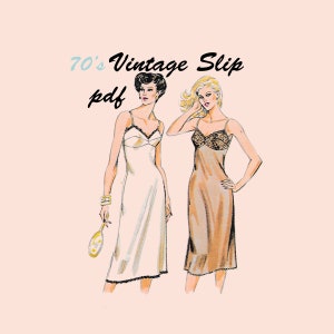 Puede incluir: Dos vestidos de encaje vintage, uno blanco y otro marrón, con ribete de encaje. El texto "70's Vintage Slip pdf" está impreso sobre los vestidos.