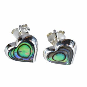 Peut inclure: Une paire de boucles d'oreilles en argent en forme de cœur avec des incrustations d'abalone irisé. Les boucles d'oreilles ont un fermoir à tige et papillon.
