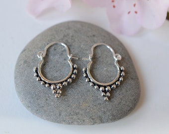 Par örhängen i sterlingsilver 925 med tribalmotiv och balinesiska hängen