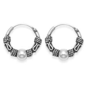 Op de afbeelding: Een paar kleine zilveren creolen met een getextureerd ontwerp en een klein kraalaccent.