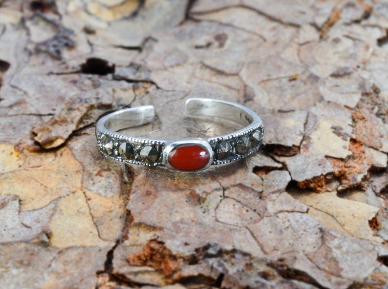 Sterling silver 925 adjustable crimson stone toe ring.