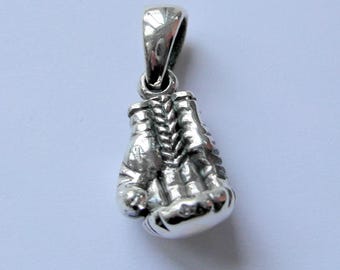 Sterling  Silver  925  Boxing  Glove  Pendant      (Weighs  7  Grams )