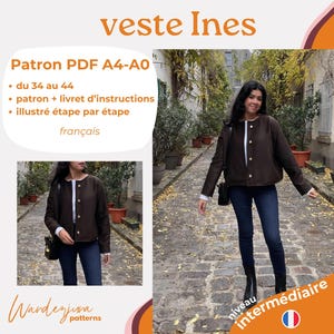 Könnte beinhalten: Eine braune Jacke mit goldenen Knöpfen und einem weißen Hemd darunter. Die Jacke wird von einer Person in einer Kopfsteinpflasterstraße getragen. Der Text auf dem Bild lautet "veste Ines" und "Patron PDF A4-A0 du 34 au 44 patron + livret d'instructions illustré étape par étape français Wardegina patterns niveau intermédiaire".